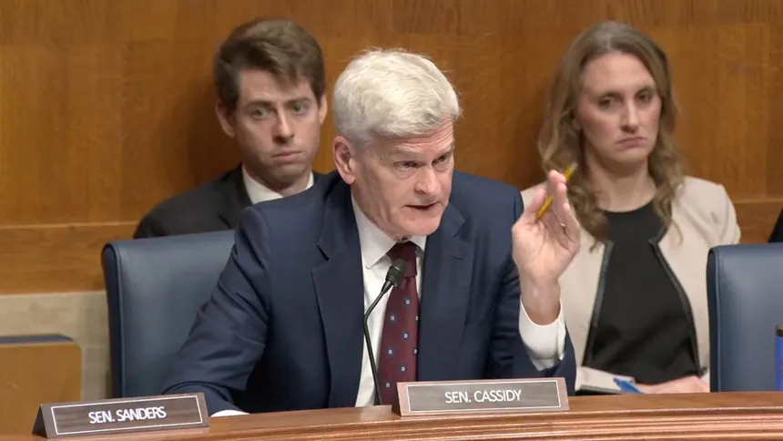 Il Senatore Bill Cassidy (R-La.), presidente della Commissione Salute, Istruzione, Lavoro e Pensioni del Senato, durante un'audizione